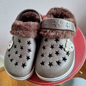 Brown Star Cutout Clogs with Fur Lining